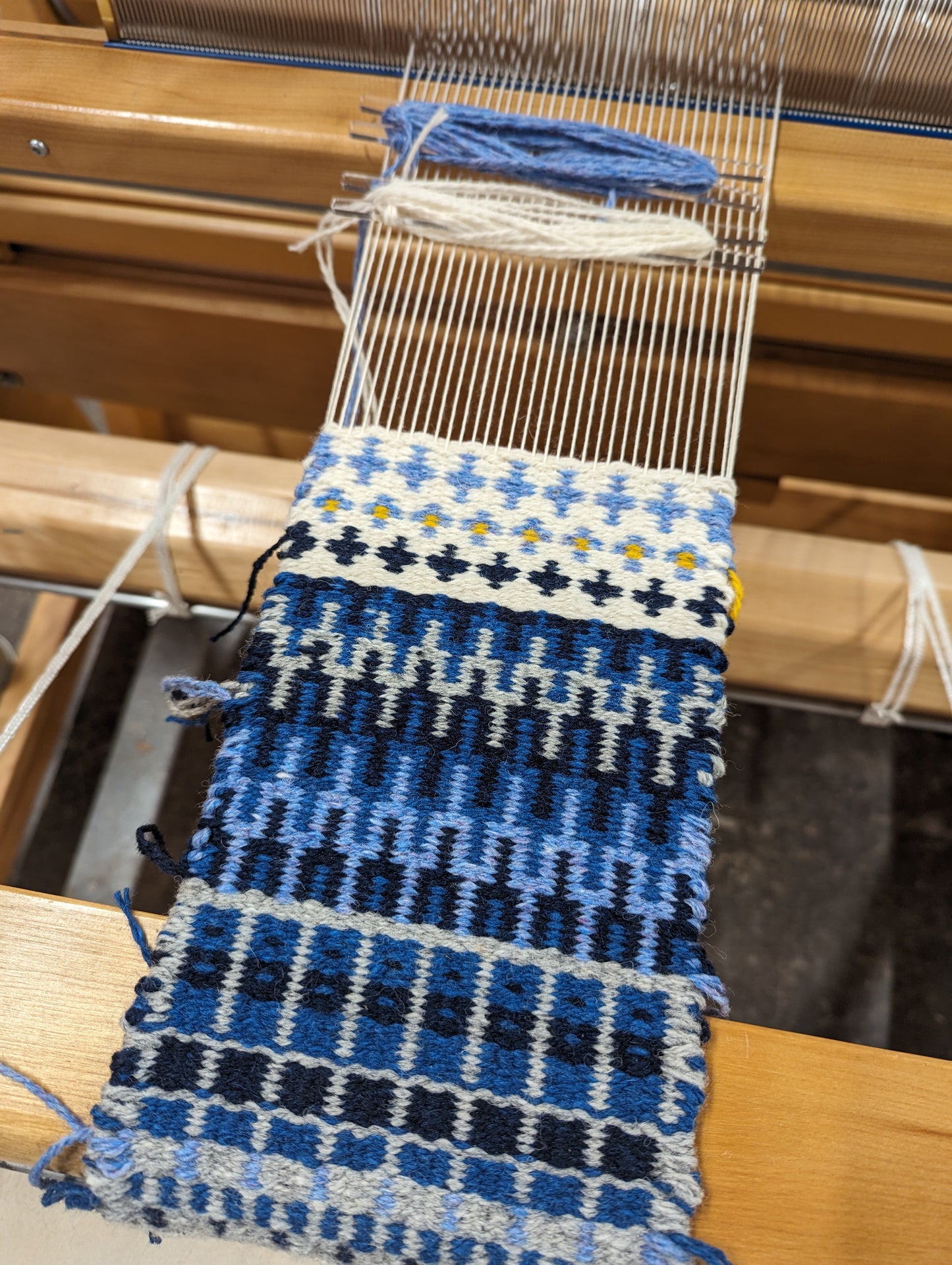 Level 3: Krokbragd Pattern Mug Rugs – Table/Floor Loom Weaving (coming soon)
