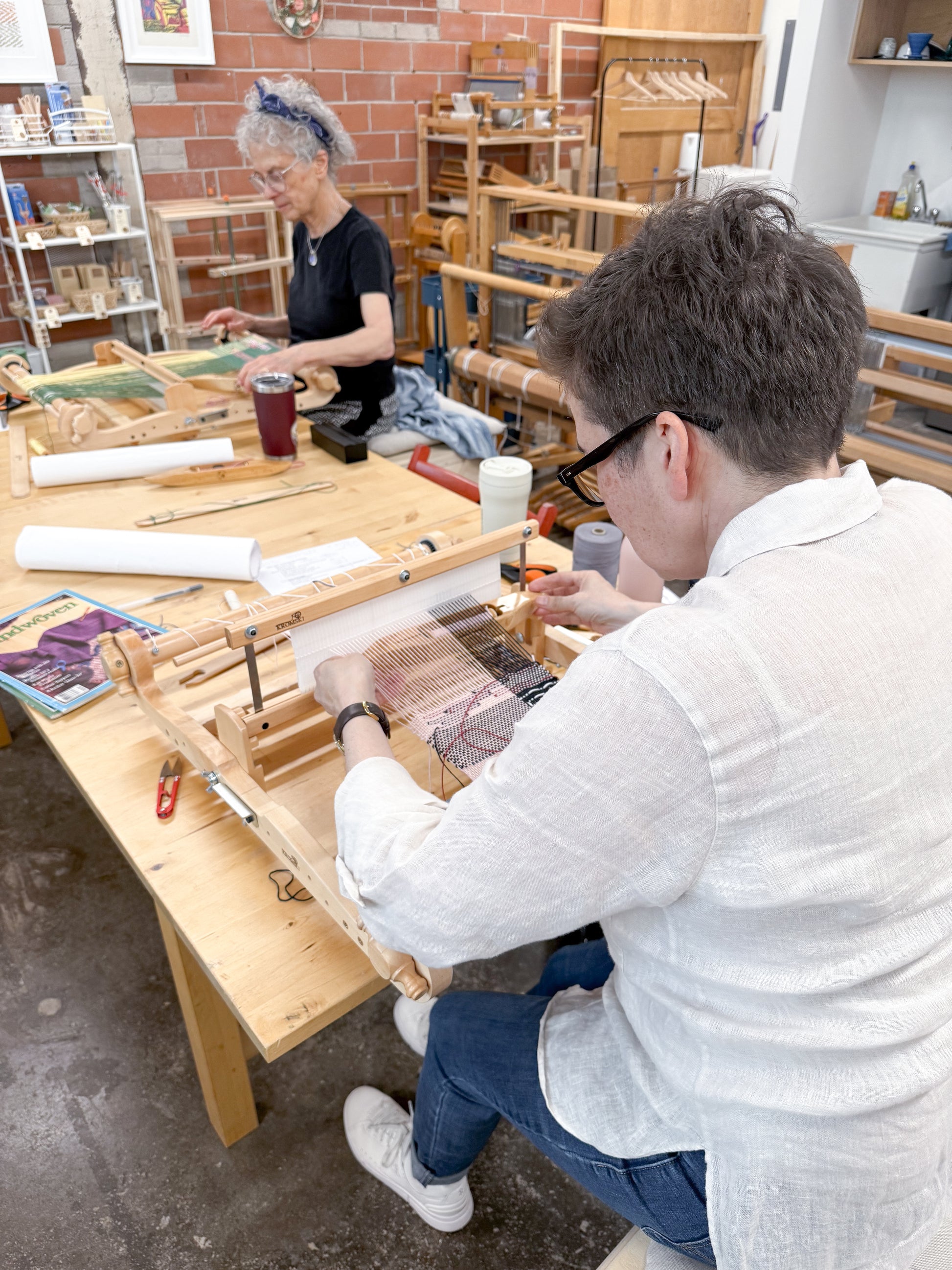 Rigid heddle loom class at work