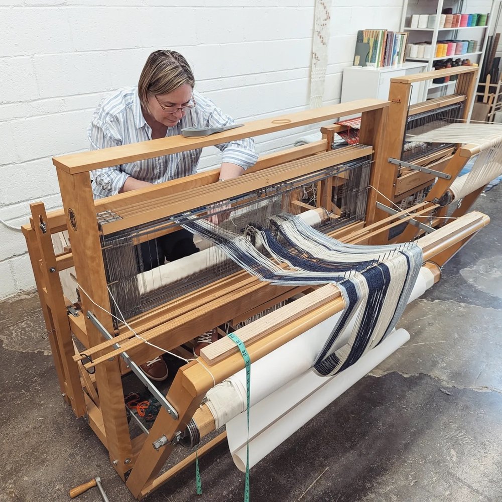 Weaving a scarf on a wide warp